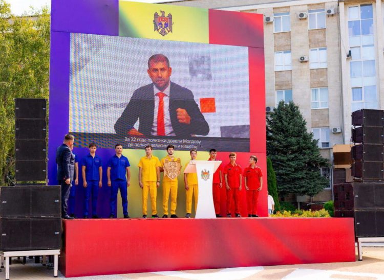 Оргеев с размахом отмечает День независимости: Фанфары, национальные костюмы, развлечения для детей, ярмарка народных мастеров, зажигательный концерт, легендарная Cи Си Кетч и фейерверк