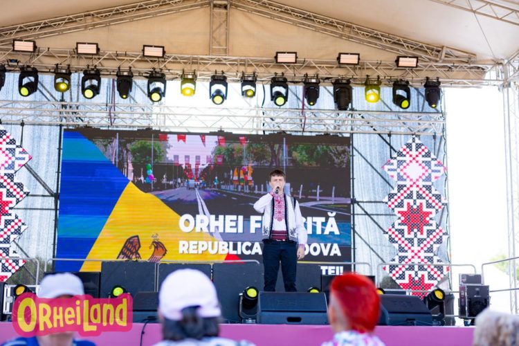 Оргеев с размахом отмечает День независимости: Фанфары, национальные костюмы, развлечения для детей, ярмарка народных мастеров, зажигательный концерт, легендарная Cи Си Кетч и фейерверк