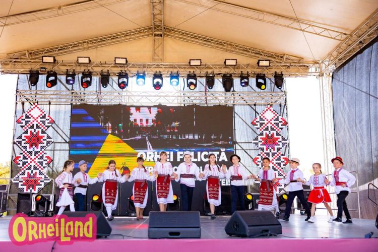 Оргеев с размахом отмечает День независимости: Фанфары, национальные костюмы, развлечения для детей, ярмарка народных мастеров, зажигательный концерт, легендарная Cи Си Кетч и фейерверк