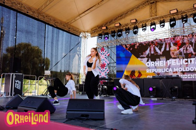 Оргеев с размахом отмечает День независимости: Фанфары, национальные костюмы, развлечения для детей, ярмарка народных мастеров, зажигательный концерт, легендарная Cи Си Кетч и фейерверк