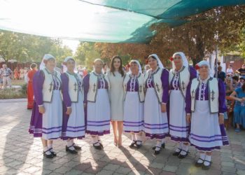 Евгения Гуцул вместе с командой отпраздновали в селах храмовые праздники и подарили жителям детские площадки