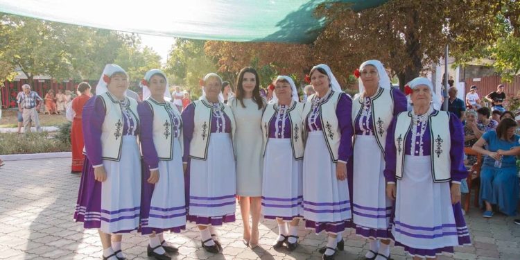 Евгения Гуцул вместе с командой отпраздновали в селах храмовые праздники и подарили жителям детские площадки