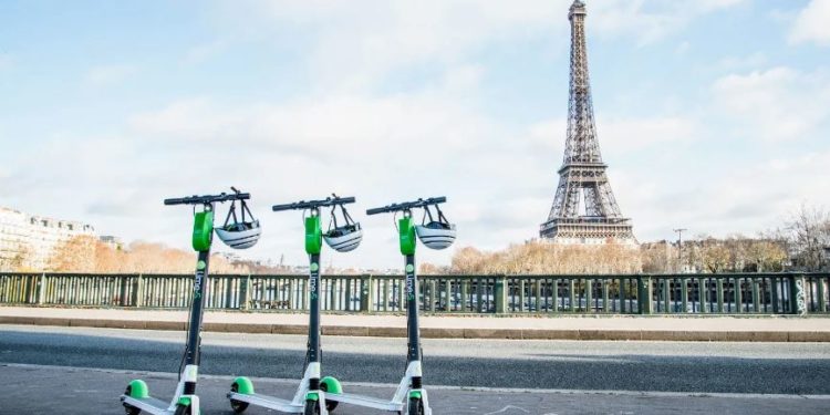 Париж станет первым городом в Европе, где запретят аренду электросамокатов