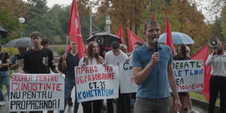 Partidul „Renaștere” a organizat un protest în fața Guvernului, manifestând împotriva deciziei de a închide mai multe școli din țară și cerând excluderea temei privind integrarea europeană, ce ar urma să fie predată în prima lecție | VIDEO