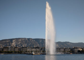 Un tânăr a confundat fântâna Jet d’Eau cu o cișmea și a ajuns la spital. Apa țâșnește din celebra arteziană cu 200 de km/oră