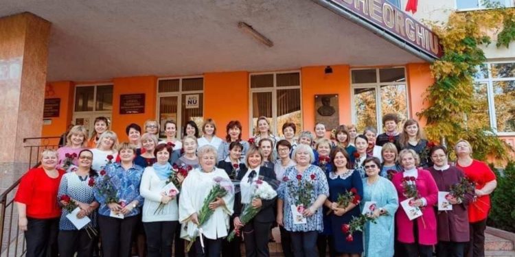 Регина Апостолова: Обеспечение учителям достойной зарплаты – это инвестиции