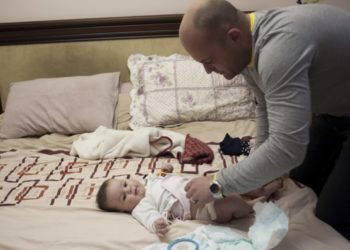 Concediul paternal a fost prelungit cu încă o zi și va putea fi divizat până la 3 fracțiuni. Când intră în vigoare noua lege | VIDEO