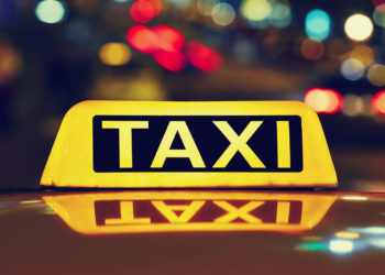 Scandal și altercație fizică în sectorul Botanica al Capitalei, între un șofer de taxi și o pasageră. Tânăra a fost scoasă cu forța din mașină | VIDEO