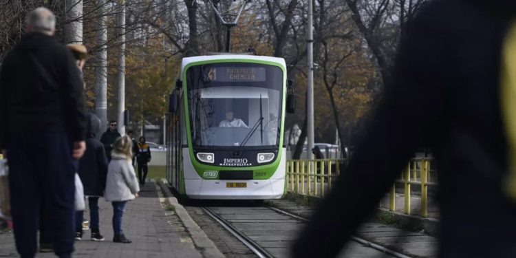 România: O femeie a murit târâtă de tramvai în Arad. Ea a urcat căruciorul copilei cu dizabilități, dar vatmanul a închis ușile înainte să poată urca