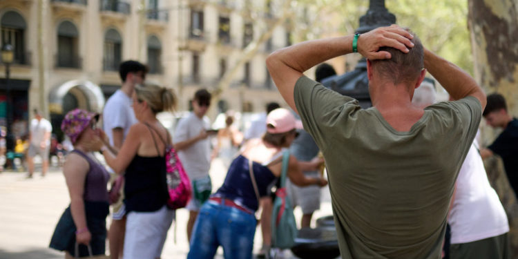 Barcelona împarte pălării persoanelor fără adăpost pentru a face față caniculei. Nou record de temperatură