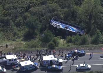 Автобус со школьниками упал в овраг в штате Нью-Йорк: два человека погибли, более 40 пострадали