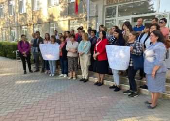 „Unde-i dreptul copiilor la studii?”. Părinții elevilor din satul Văsieni i-au cerut șefului Direcției Generale Educație Ialoveni să redeschidă liceul | VIDEO