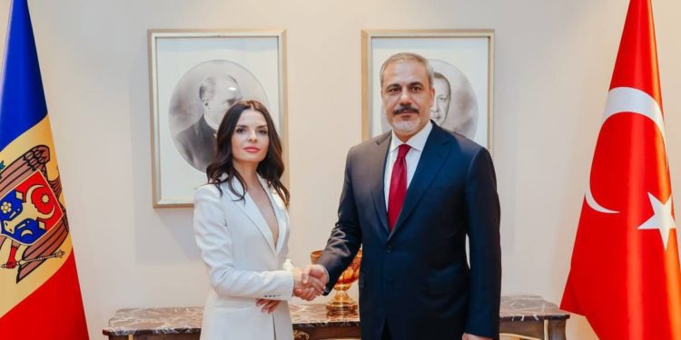Башкан Гагаузии Евгения Гуцул находится с визитом в Турции, где она встретилась с министром иностранных дел Хаканом Фиданом