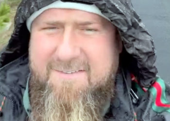 Кадыров прогулялся под дождем на фоне слухов о коме и смерти