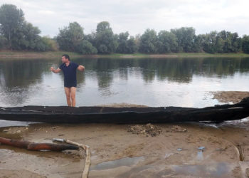 «Это исключительная находка». Из Днестра вытащили лодку, возраст которой может достигать тысячу лет | VIDEO