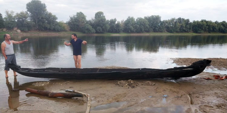 „Это исключительная находка”. Из Днестра вытащили лодку, возраст которой может достигать тысячу лет | VIDEO