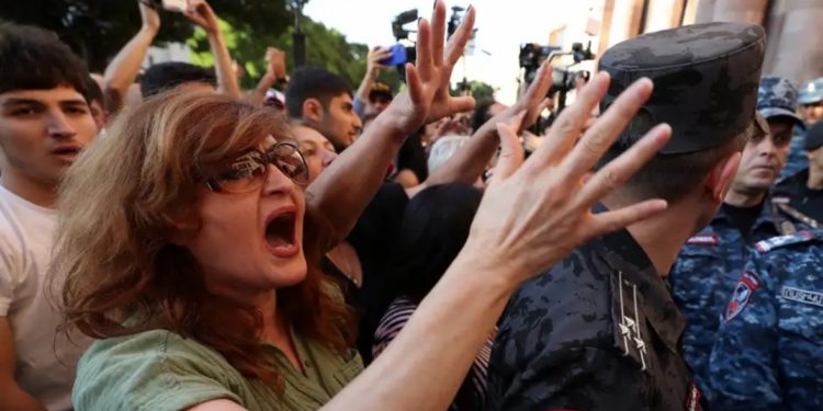 Карабах: на протестах в Ереване пострадали более 30 человек