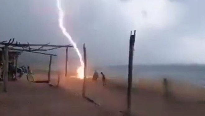 В Мексике молния убила 2 людей на пляже