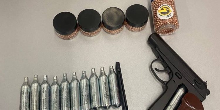 Несовершеннолетний гражданин Израиля прибыл в аэропорт Кишинева с оружием