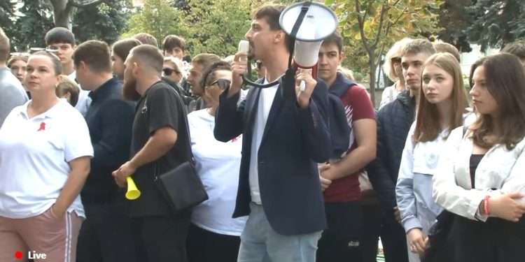 LIVE | Protest organizat de Partidul Renaștere împotriva reținerii mai multor reprezentanți ai formațiunii politice