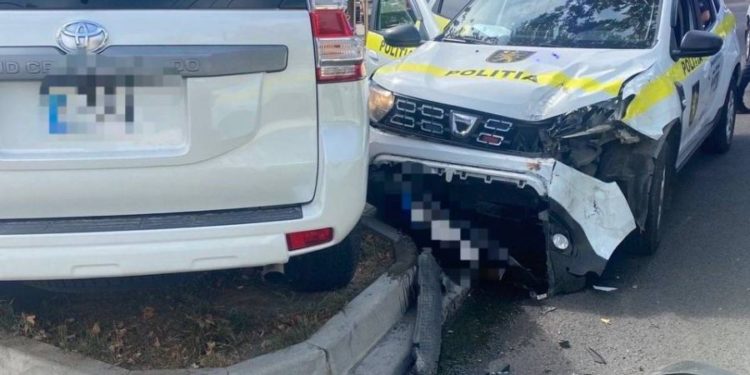 Везли задержанных в участок: полицейская машина попала в ДТП в столице