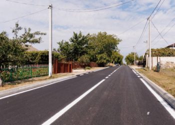 Un tronson al străzii centrale din satul Maximovca, aflat într-o stare deplorabilă, a fost renovat: „Mulți copii nu puteau ajunge la școală, mergeam şi ne rupeam picioarele, mașinile se defectau” | VIDEO