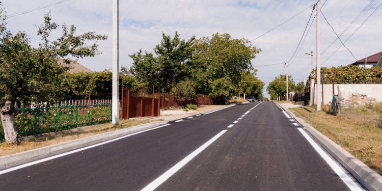 Un tronson al străzii centrale din satul Maximovca, aflat într-o stare deplorabilă, a fost renovat: „Mulți copii nu puteau ajunge la școală, mergeam şi ne rupeam picioarele, mașinile se defectau” | VIDEO