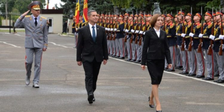 Ministrul Apărării, precum și mai mulți militari și civili ai instituției a fost decorați de către Maia Sandu cu Ordinul «Credință Patriei» | VIDEO