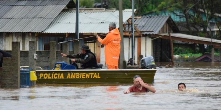Более 20 человек погибли из-за наводнения на юге Бразилии