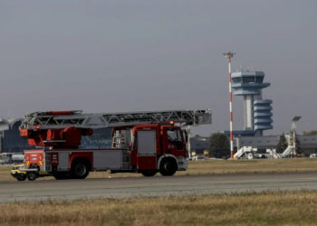 Самолет со 112 пассажирами на борту экстренно сел в Бухаресте из-за утечки топлива