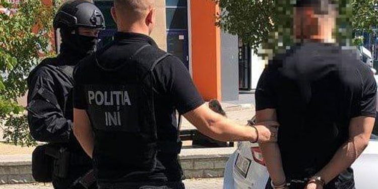 Шантажировали несуществующим долгом: злоумышленники угрожали таксисту и его семье