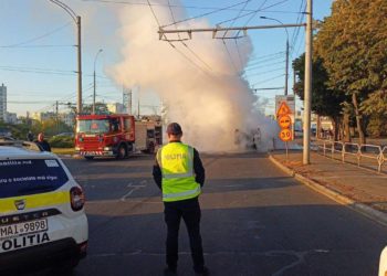 В Кишиневе посреди улицы загорелся автомобиль на газе