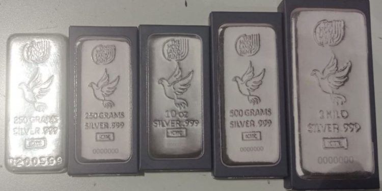 Хотел незаконно провезти серебряные слитки: на границе задержали гражданина Израиля