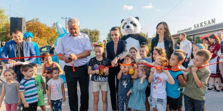 „O mare bucurie pentru toată lumea”. Un drum reparat în satul Baurci din Găgăuzia, inaugurat în prezența bașcanului Evghenia Guțul. Autoritățile locale spun că urmează reabilitarea a încă patru străzi și un pod | VIDEO
