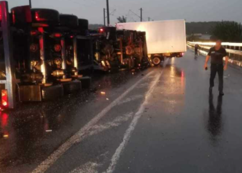 Un moldovean de 26 de ani a murit într-un accident teribil, în România: Tirul pe care îl conducea s-a răsturnat și a intrat într-o autoutilitară