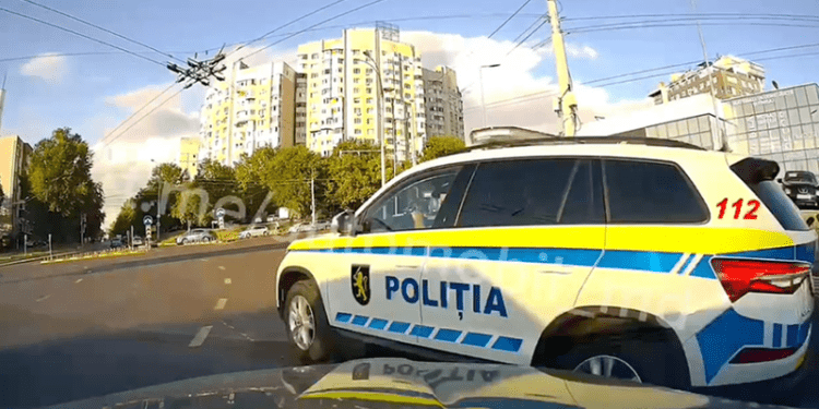 La un cm de accident: O maşină de poliţie cu girofar, dar fără sirenă, într-o intersecţie din Chişinău, la un pas de a fi spulberată de un alt automobil | VIDEO
