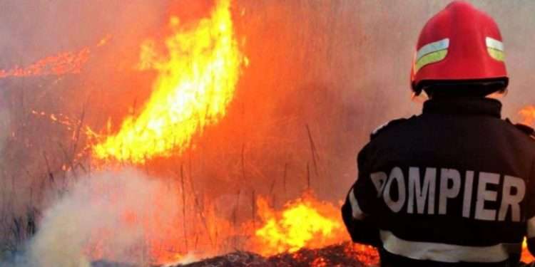 Incendiu de proporții la Orhei: Pompierii luptă cu flăcările de circa 8 ore