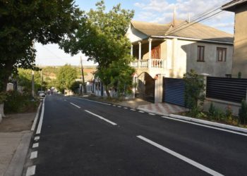 Drum asfaltat calitativ în Orhei, într-un timp record: Locuitorii străzii Vişinilor din sectorul Lupoaica pot, în sfârşit, să meargă pe artera reparată și iluminată: „Proiecte care le facem pentru urmașii noștri” | VIDEO