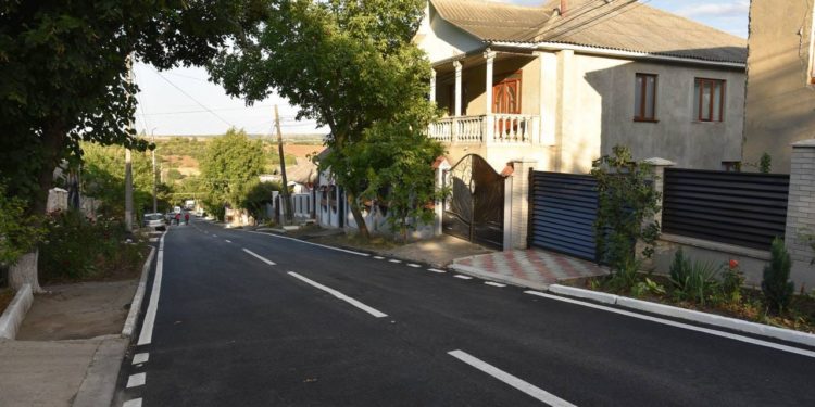 Drum asfaltat calitativ în Orhei, într-un timp record: Locuitorii străzii Vişinilor din sectorul Lupoaica pot, în sfârşit, să meargă pe artera reparată și iluminată: „Proiecte care le facem pentru urmașii noștri” | VIDEO