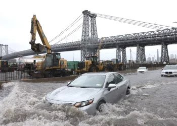 В Нью-Йорке за несколько часов выпала месячная норма осадков. В городе объявили режим ЧС