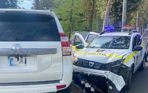 În Capitala s-a produs un accident rutier cu implicare unui echipaj al Poliției