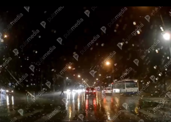 Momentul în care un pieton este spulberat de un automobil, surprins de o cameră de bord în traficul din Chișinău