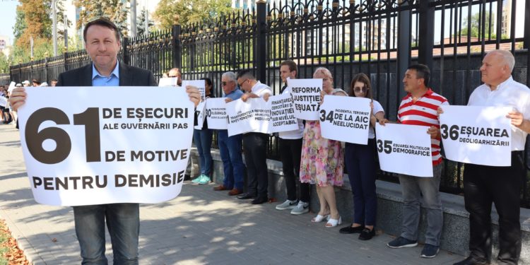 „Greșesc mai rău decât cei care au fost anterior”. Membrii CUB au protestat în fața Președinției și au cerut demisia guvernului Recean | VIDEO