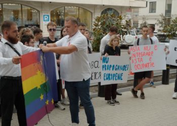 „Lumea este mai mare decât Europa!”. Printr-un miting, partidul ”Renaștere” a cerut Uniunii Europene să nu încalce suveranitatea Moldovei și să nu impună agenda sa | VIDEO