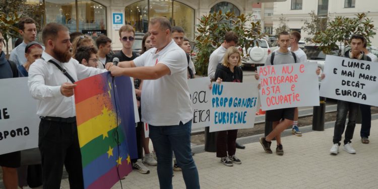„Lumea este mai mare decât Europa!”. Printr-un miting, partidul ”Renaștere” a cerut Uniunii Europene să nu încalce suveranitatea Moldovei și să nu impună agenda sa | VIDEO