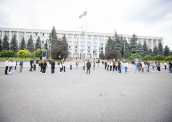 Un grup de tineri de la diferite instituții de învățământ au participat la un flashmob, organizat în fața Guvernului. Ce mesaj au avut de transmis | VIDEO