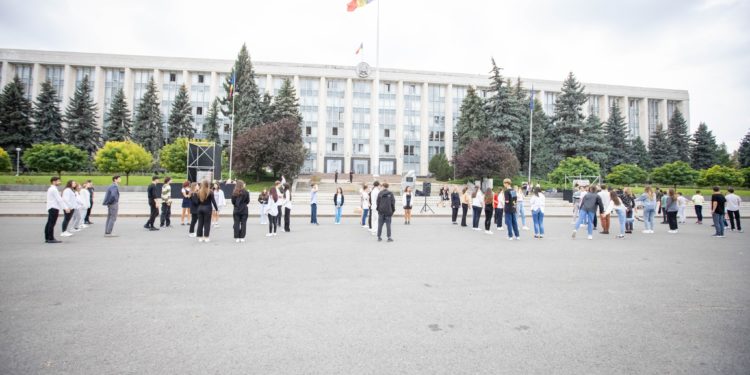 Un grup de tineri de la diferite instituții de învățământ au participat la un flashmob, organizat în fața Guvernului. Ce mesaj au avut de transmis | VIDEO
