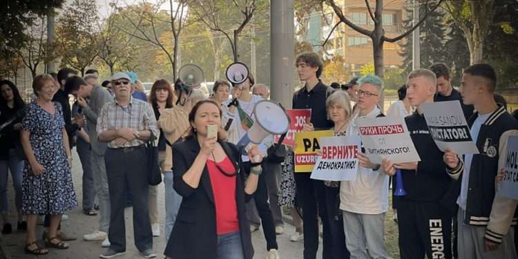 „Nu au nicio dovadă, este un dosar politic”. Activiștii Partidului Renaştere au organizat un protest în faţa Procuraturii Anticorupţie, exprimându-și solidaritatea și sprijinul față de membrii formațiunii | VIDEO