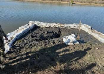 Componenta cu explozibil a rachetei prăbușite în lacul Hârbovăț a fost detonată. Zona a fost izolată | VIDEO