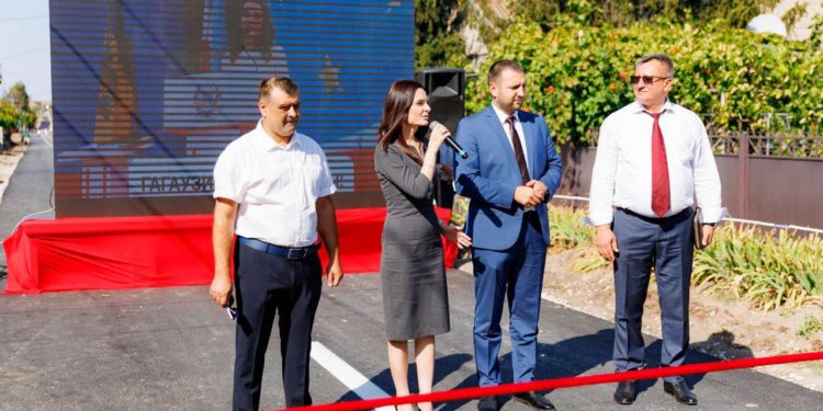 În satul Congazcic din Găgăuzia, cu sprijinul bașcanului și al echipei sale, a fost asfaltată strada Păcii. Ilan Șor: În următorii doi ani vor fi asfaltate străzile din toate localităţile autonomiei | VIDEO